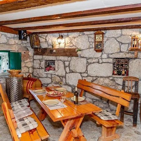 Stone House Nikola With Heated Pool Hébergement de vacances